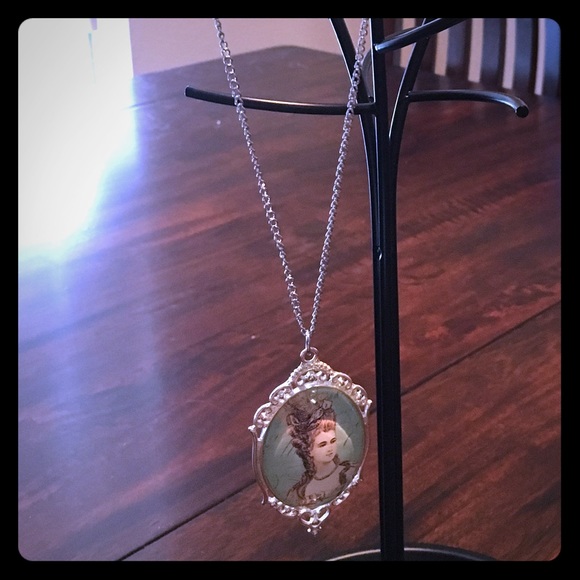 Handmade glass cameo necklace - Picture 1 of 3