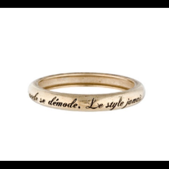 CHANEL La Mode Se Démodé Bangle