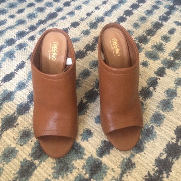Brown mules