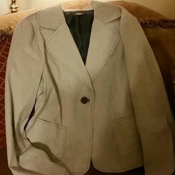 THIS SEASON'S FAB SHEER SUCKER JACKET! 👄 - Picture 3 of 4