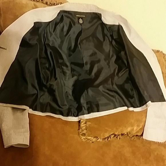 THIS SEASON'S FAB SHEER SUCKER JACKET! 👄 - Picture 4 of 4