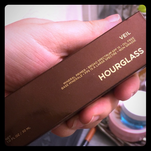 Hourglass mineral veil primer