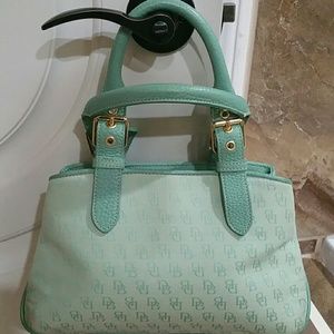 Dooney & Bourke Hand Bag 100 % Authentic.