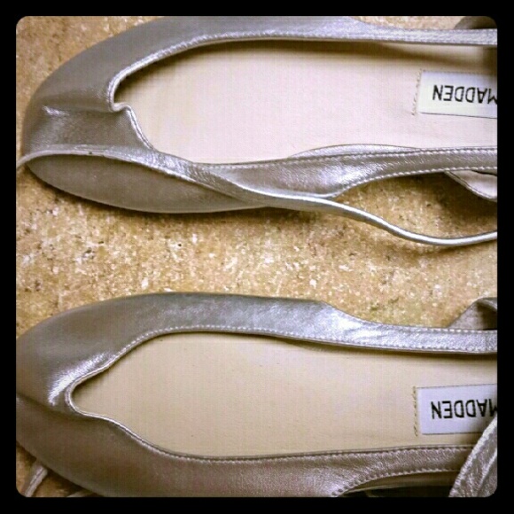 Md!New w/o tags..Lther Metallic Steve Madden flats