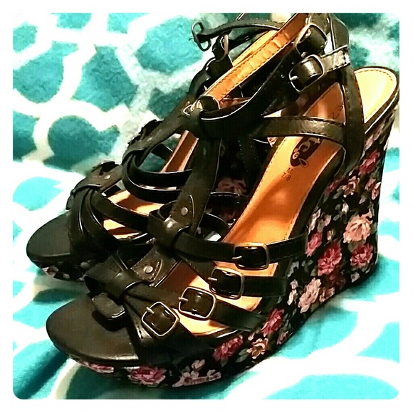 Black wedges with a flower detailed wedge !