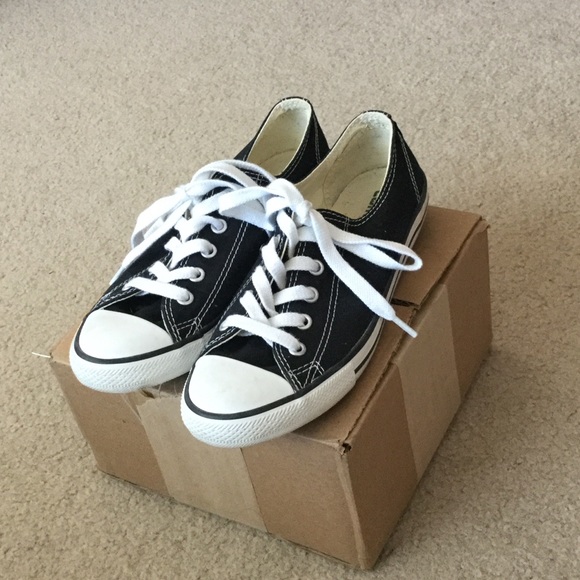 Converse Shoes - ⚡️2 HOURS SALE⚡️Black and whit low top Converse