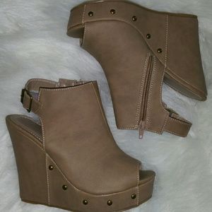 Studed tan chinese laundry wedges