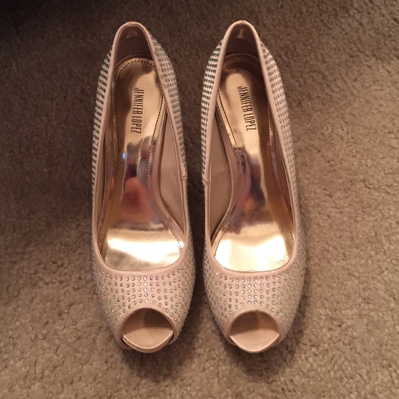 Jennifer Lopez Gold Peep toe pumps