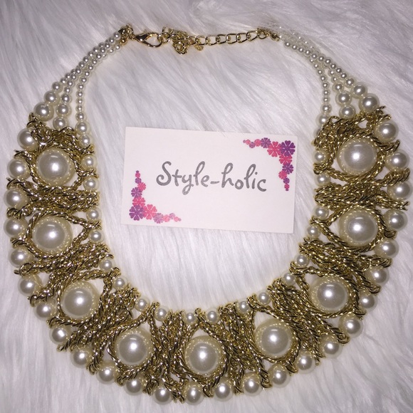 Gold pearl necklace