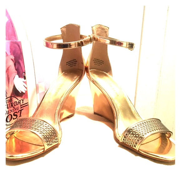 Enzo Angiolini • Size 7.5 Gold Wedges