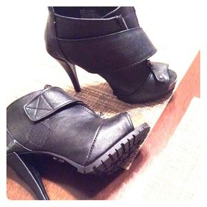Simply Vera wang peep toe booties size 6
