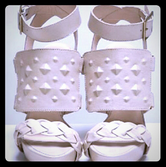 Pour La Victoire Paige Studded White Sandal 9.5