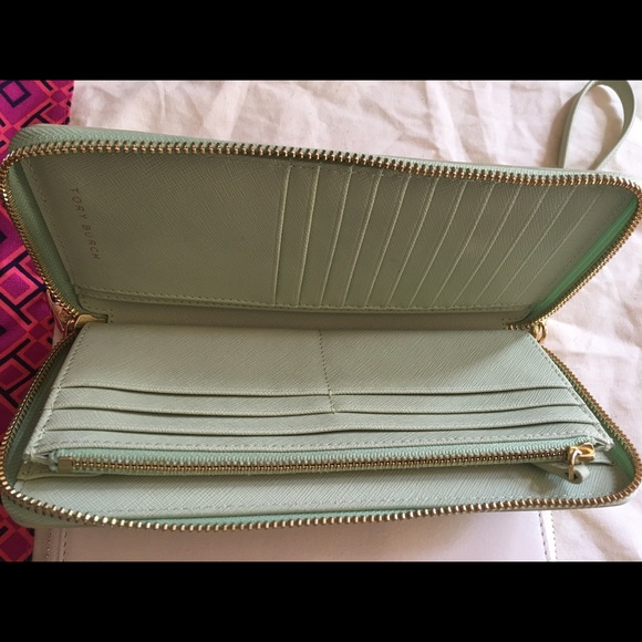 SOLD 💰Tory Burch Passport wallet - Picture 2 of 3