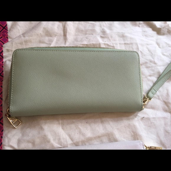 SOLD 💰Tory Burch Passport wallet - Picture 3 of 3