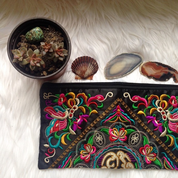 ✨HP✨Boho Embroidered Clutch