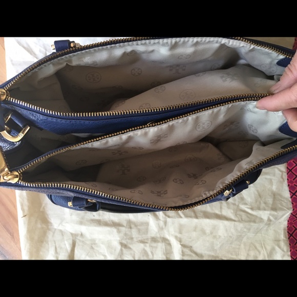 Tory Burch Amanda double zip bag - Picture 3 of 3