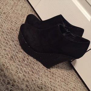 cute black wedged booties size 8.5