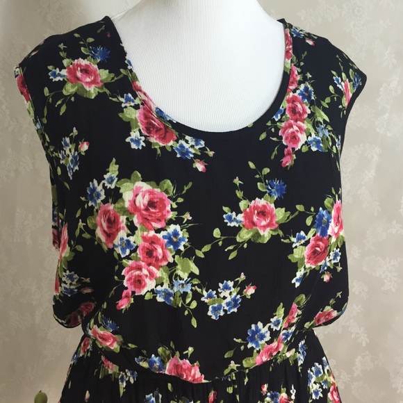 Black camisole with pink flowers. - Picture 3 of 4