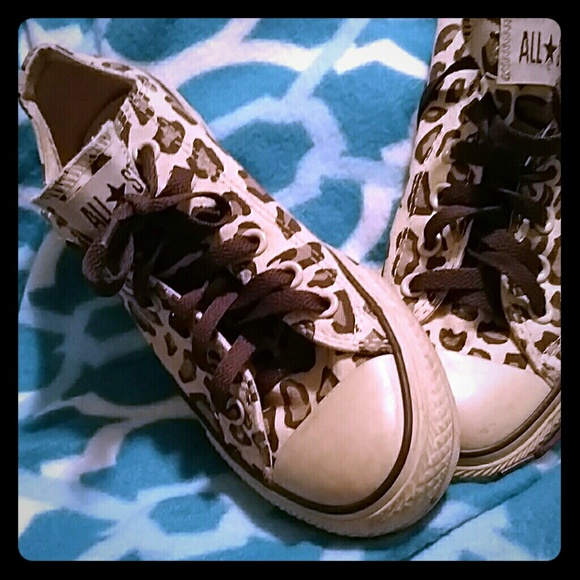 Brown and tan cheetah converse!