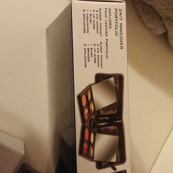Me Makeover Essentials Portfolio Kit - Picture 3 of 4