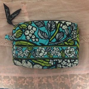 Vera Bradley makeup bag in Island Bloom $8Ⓜ️