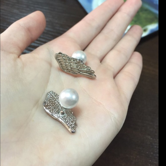 (H3) Pearl Wing Earrings - Picture 3 of 4