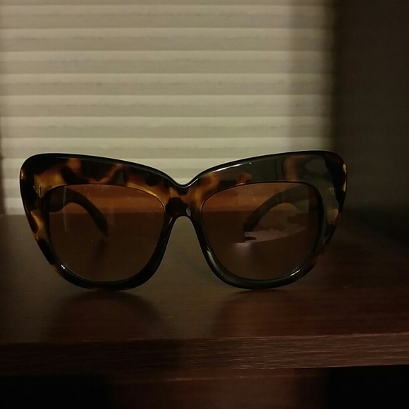 Cat eye sunglasses