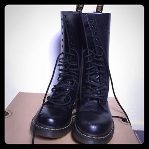 Very new Dr.marten 14 holes laced up black boots