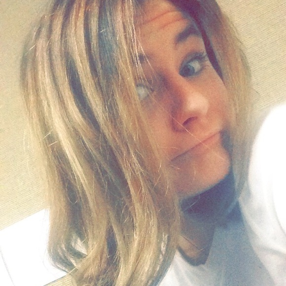 Meet your posher💁🏼 - Picture 3 of 4