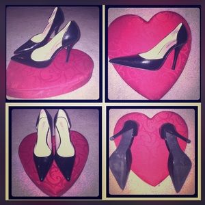 Colin Stewart Classic Cut Out Black Pump