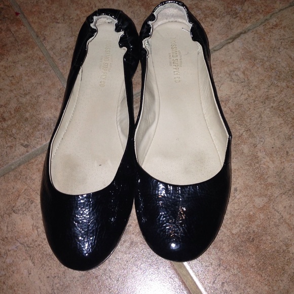 Shiny black flats