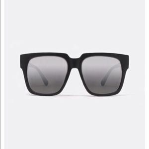 QUAY On The Prowl Sunglasses (Black)
