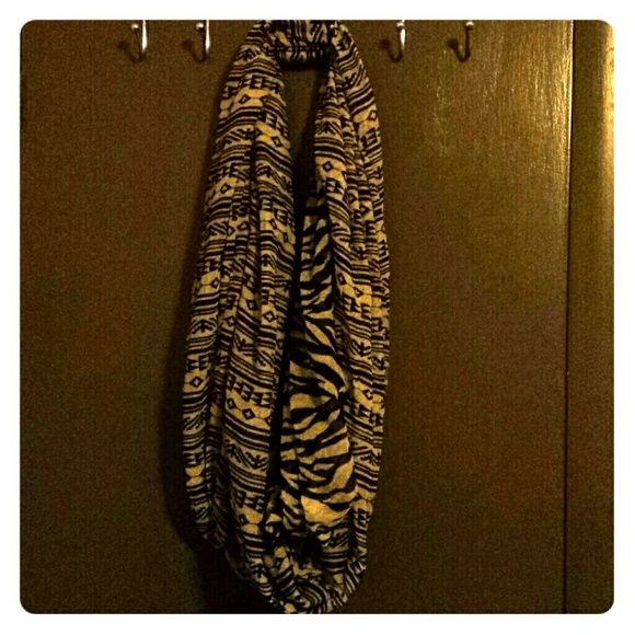 2 white and black scarfs - Picture 1 of 4