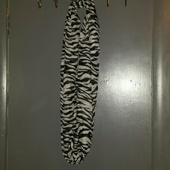 2 white and black scarfs - Picture 2 of 4