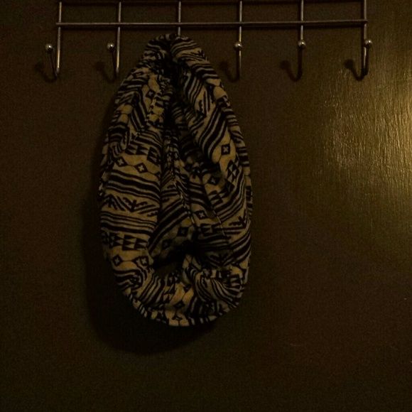 2 white and black scarfs - Picture 4 of 4