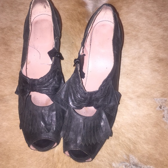 Vintage-inspired platform pumps