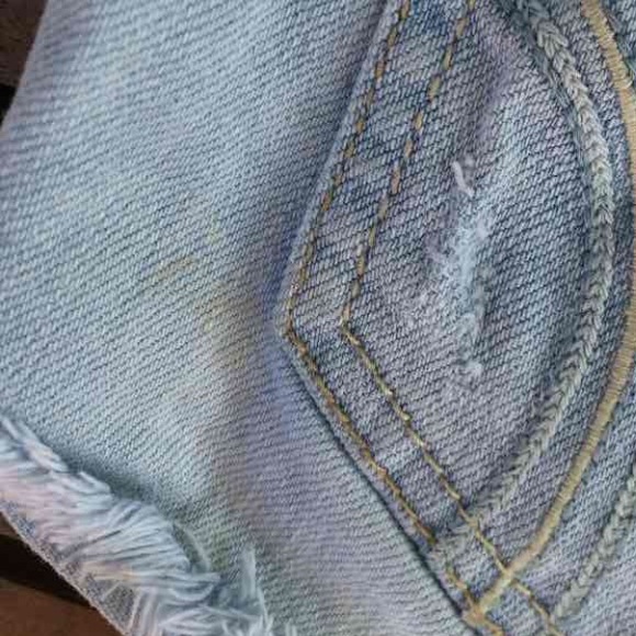 •SOLD ON Ⓜ•️Hollister distressed shorts size 5 - Picture 4 of 4