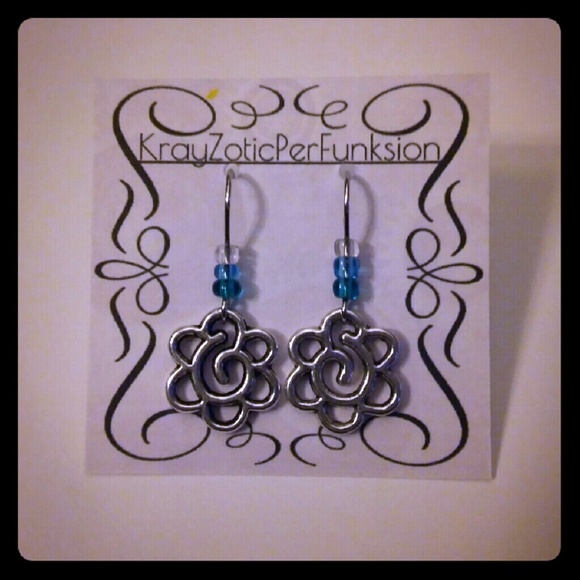 Cute flower dangle earrings - Picture 1 of 2