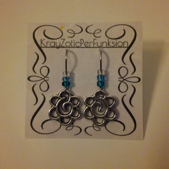 Cute flower dangle earrings - Picture 2 of 2