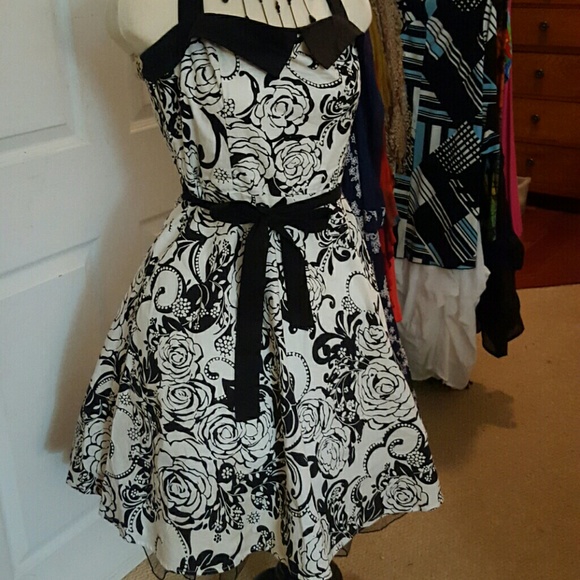 CITY TRIANGLES PARTY DRESS - Picture 2 of 4