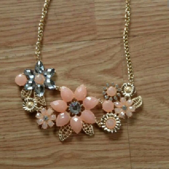 Pretty Flower Necklace - Picture 2 of 2