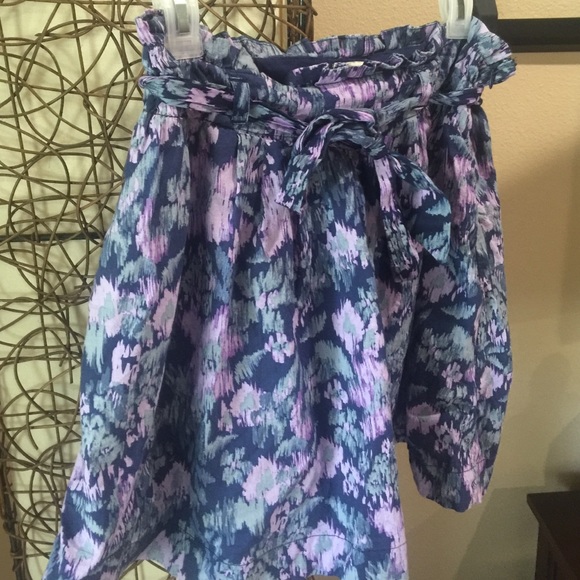 Above the knee skirt with optional belt - Picture 3 of 3