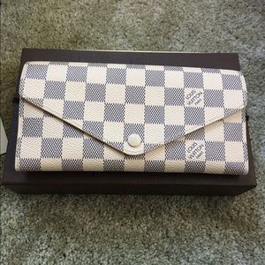 LV damier Josephine wallet. Authentic!
