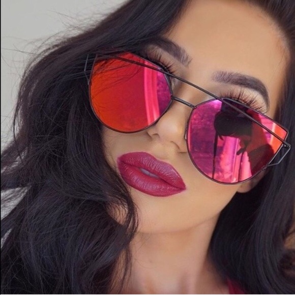 Lexi's Boutique Accessories - ONLY 1 LEFT!! 🎉HP🎉Red cateye mirror sunglasses