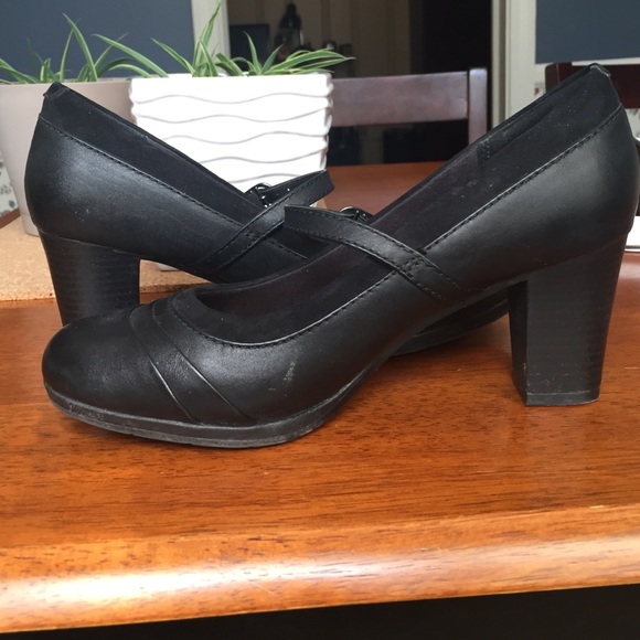 Clarks black pumps