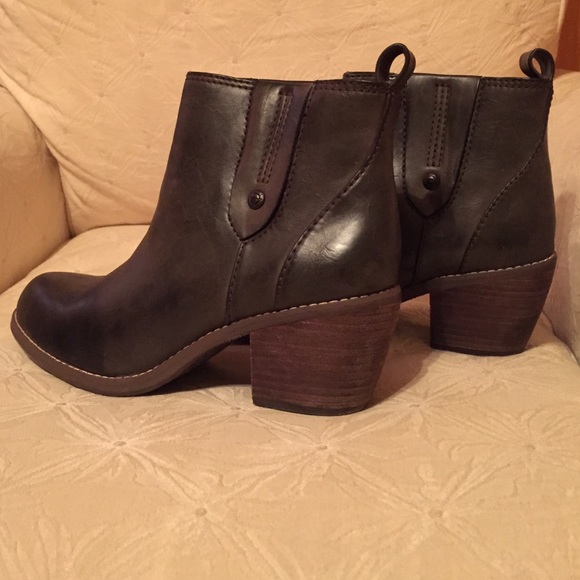 Brown Calvin Klein boots - Picture 2 of 4