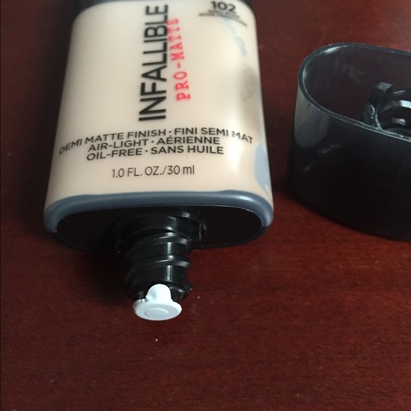 L'Oreal Infallible Pro Matte Foundation Shade 102 - Picture 2 of 2