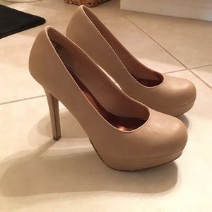 Nude pumps