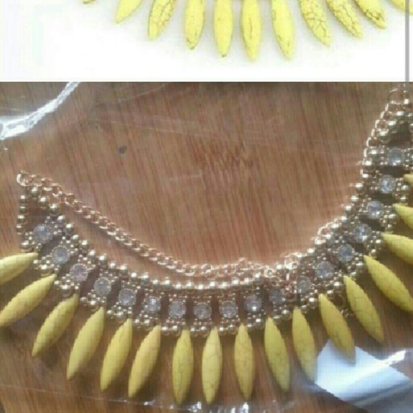 Beautiful yellow, gold & stone necklace - Picture 2 of 2
