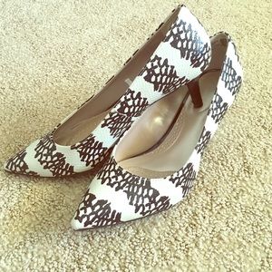 ⚡️final price drop⚡️Black and white heels